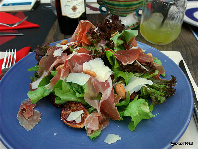 Ensalada Martina, en base a lechuga española, higos caramelizados, escamas de parmesano y láminas de Prosciutto San Danielle - Brunapoli Nueva Costanera